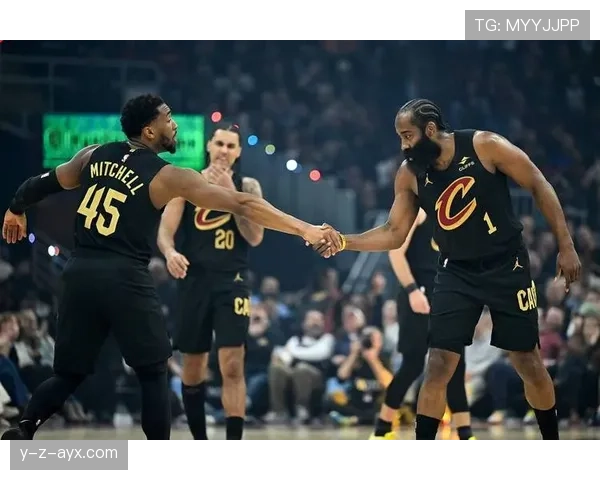 米切尔无球跑动制造错位，高效输出改变骑士进攻结构